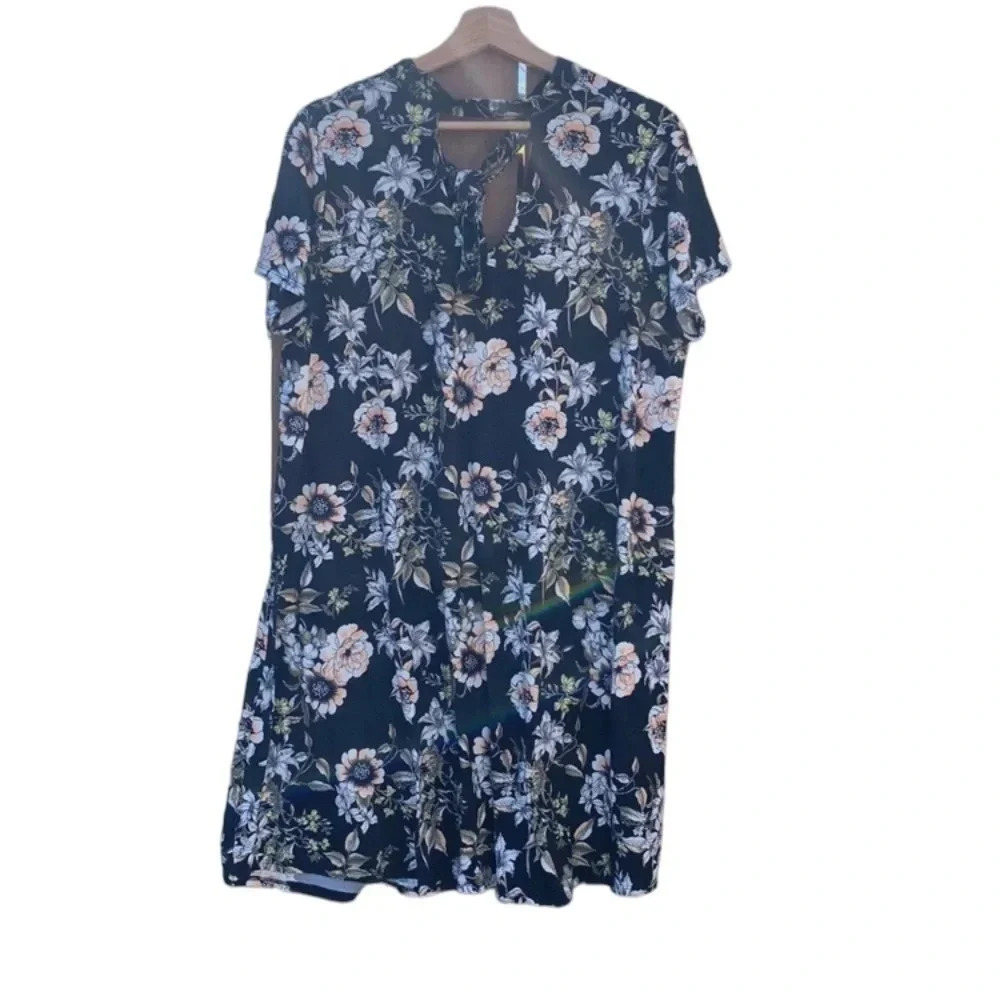 Sauci women's 1X  black floral dress with tie in the back